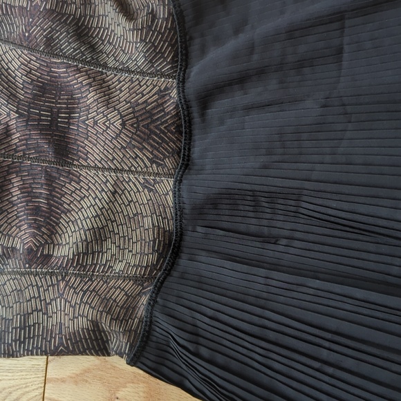 Lululemon. City Tank. Golden Godess Cashew Multi / Black. Size 4. - Picture 9 of 13